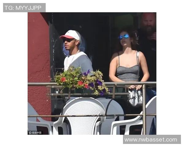 足球球星绯闻不断 恋情曝光引发网友热议揭秘明星私生活背后的真相