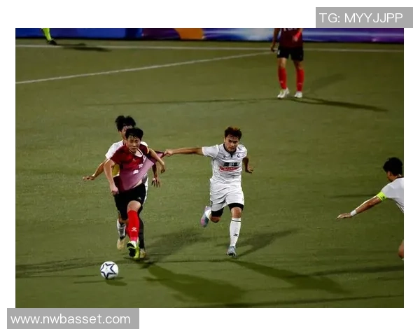 球星展现杂耍足球技艺炫目操作点燃球迷热情全场氛围高潮不断 球星展现杂耍足球技艺炫目操作点燃球迷热情全场氛围高潮不断