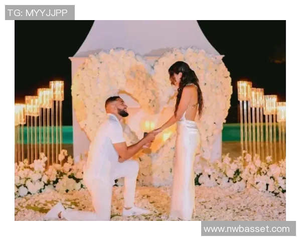 足球场上浪漫求婚瞬间 球星亲自下跪向女友求婚 感动全场观众