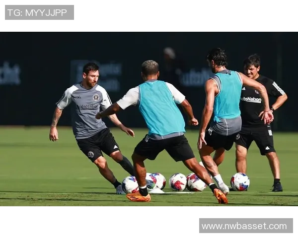 足球巨星弯腰合影时刻展现亲民风采与球场内外的独特魅力 足球巨星弯腰合影时刻展现亲民风采与球场内外的独特魅力